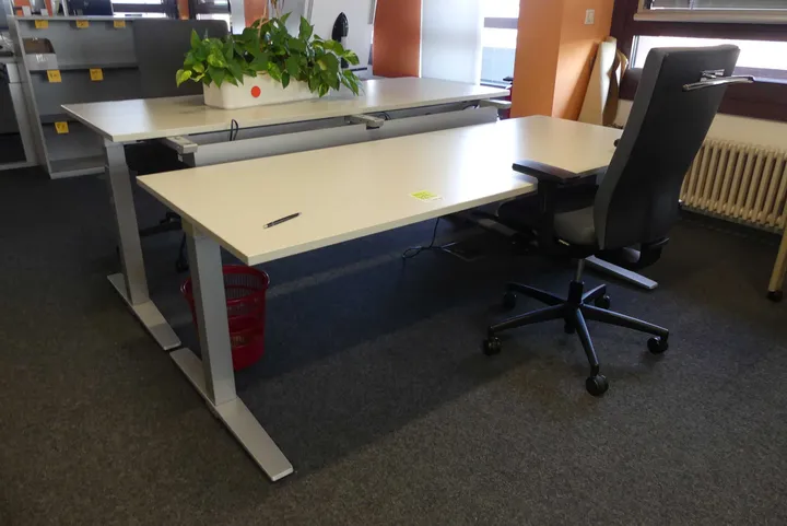 2x Elektrisch höhenverstellbarer Schreibtisch mit Schreibtischcontainer, Beistelltisch und 2x Bürostuhl Maße in cm ca. 200 x 80